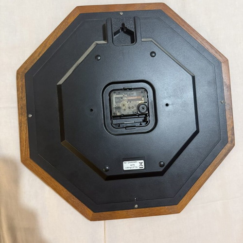 Seiko wall clock analog, like new, quiet sweep mechanism