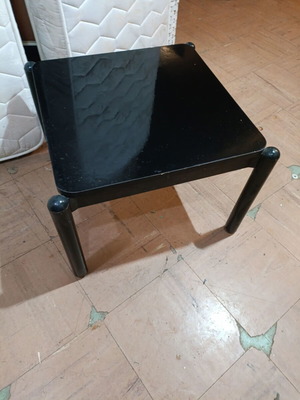 Τραπεζάκι σαλονιού μεταχειρισμένο 50μ*50β*40υ με σιδερένια πόδια