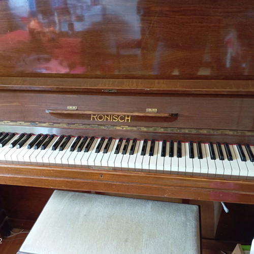 Piano used upright Ronisch