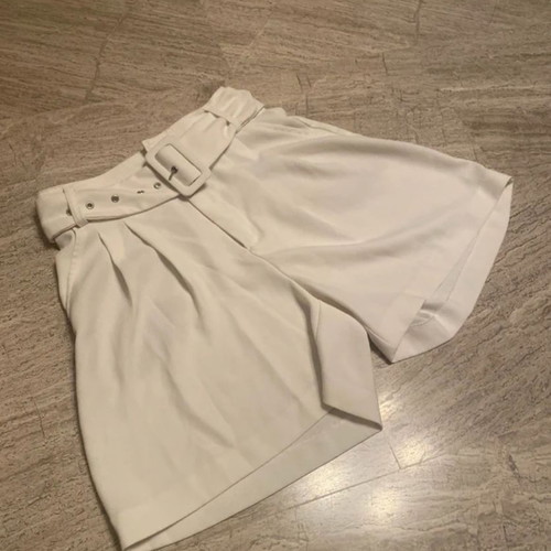 Stradivarius Shorts με ζώνη σαν καινούργια, άσπρα, μέγεθος S