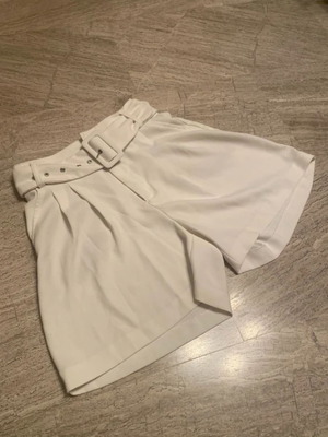 Stradivarius Shorts με ζώνη σαν καινούργια, άσπρα, μέγεθος S