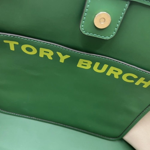 Tory Burch зелена чанта за рамо употребявана с леки следи