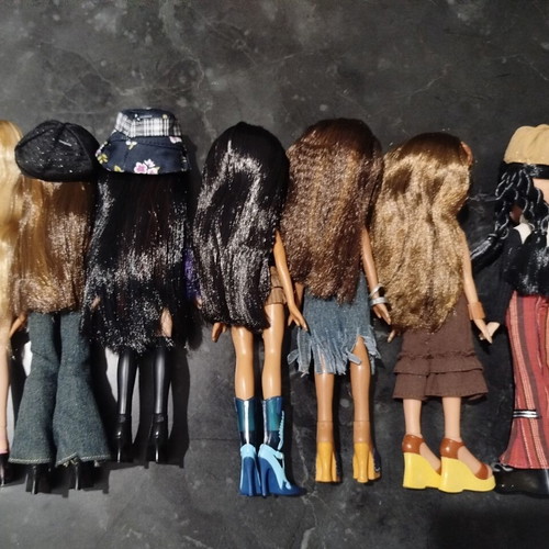 Bratz dolls used, set of 7 with minor defect