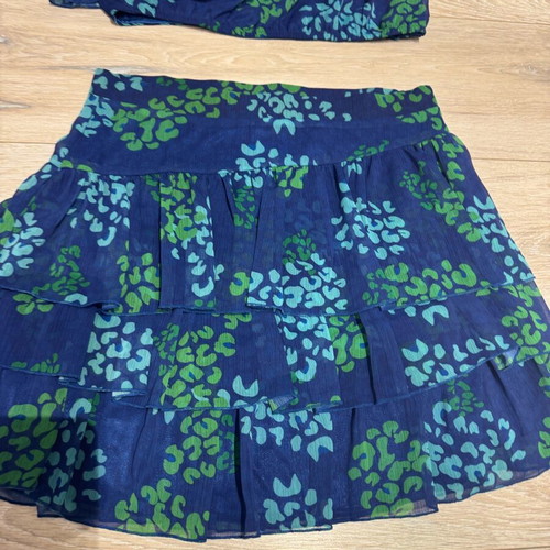 Trilogy set size L in perfect condition with skirt and one-shoulder blouse