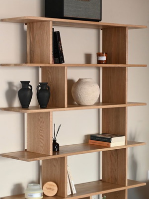 Χειροποίητη βιβλιοθήκη Japandi από μασίφ αμερικανική δρυ κατόπιν παραγγελίας