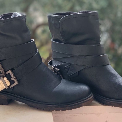 Boots used, size 39, black with removable belt and chains