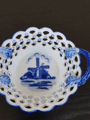 Vintage table decor like new