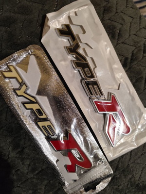 Type R car badge, white