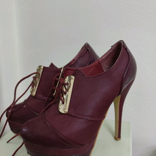Burgundy pumps like new with very thin heel size 36