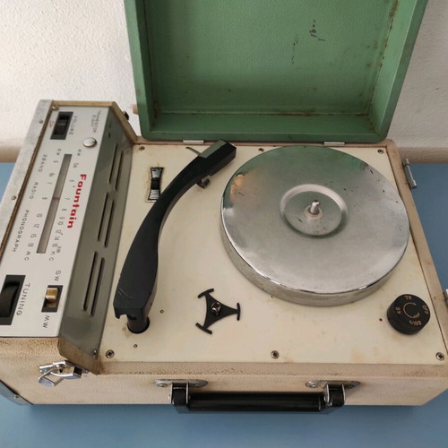Vintage Fountain turntable radio used