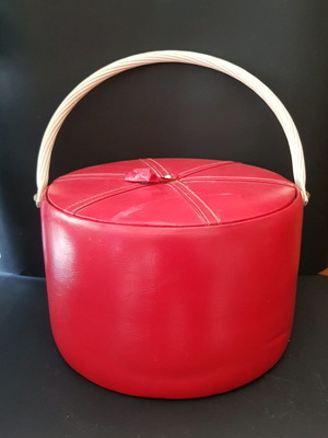 Παλιό κουτί για κορδέλες, δαντέλες και είδη ραπτικής μεταχειρισμένο