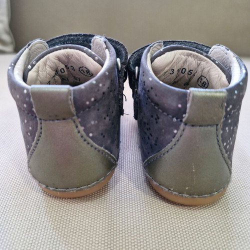 Kickers baby shoes for girl size 18 like new