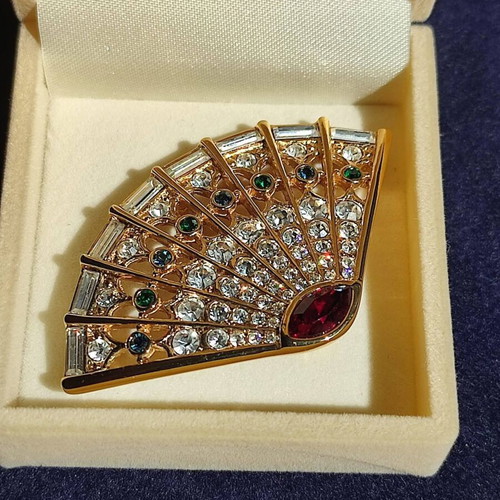 Vintage pin The Attwood Collection used, 24K gold plated