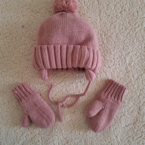 Baby set hat and mittens 9-12 months like new