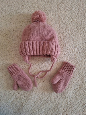 Baby set hat and mittens 9-12 months like new