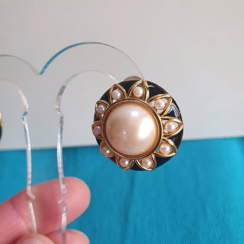 Vintage 80s clip earrings like new, gold tone with black enamel