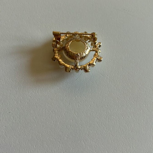 Vintage pearl brooch new condition