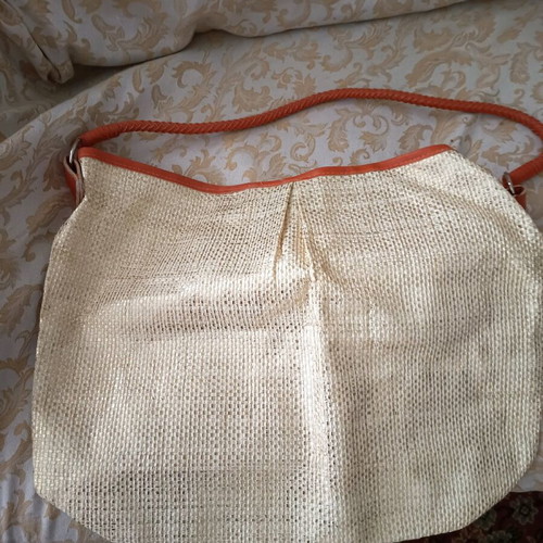 Polyester shoulder bag like new, gold color