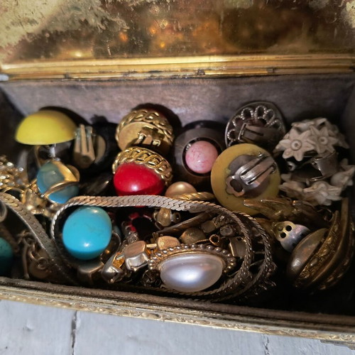 Bijouterie used with vintage earrings from 60s-80s and two pins