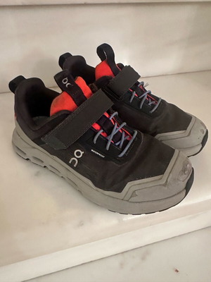 Αδιάβροχα αθλητικά παπούτσια μεταχειρισμένα νούμερο 31, στενή φόρμα