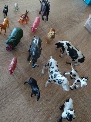 Jungle and farm animal figures used, pack of 15