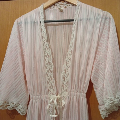 Sleepwear set like new, pink robe and nightgown