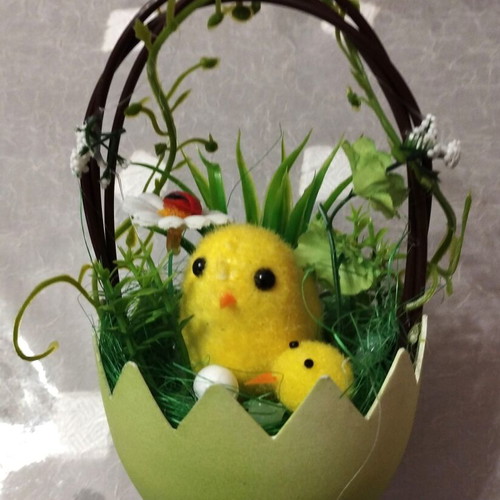 Decorative Easter basket like new