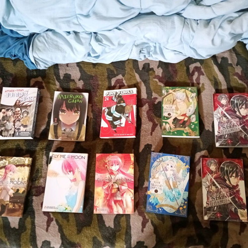 Manga collection like new with cup, volumes from various series