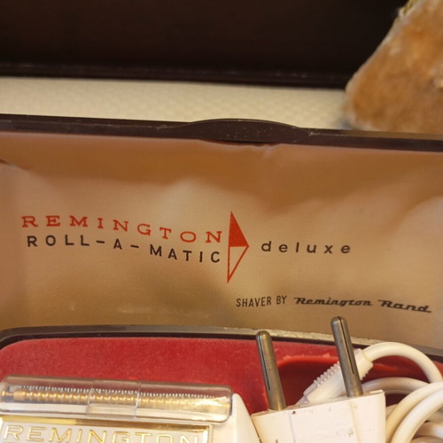 Remington Roll-A-Matic Deluxe vintage electric shaver like new