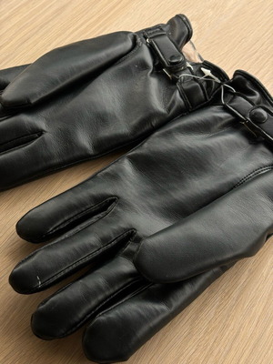 Black gloves new with fur lining men's one size