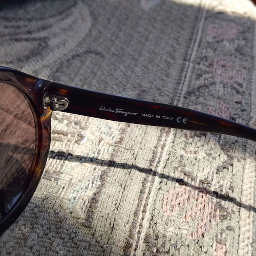 Salvatore Ferragamo Jackie O round sunglasses like new, brown tortoiseshell