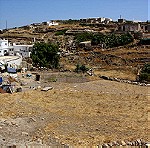  Πωλείται Οικόπεδο 1013τμ με Αχυρώνα στο Χωριό (Κίμωλος), εντός οικισμού με πρόσοψη σε κεντρικό δρόμο