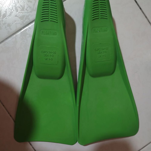 Fins size 34-35 green like new