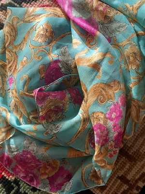 Square scarf like new with beautiful pal colors
