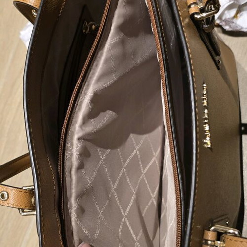 Michael Kors Voyager shoulder bag tan like new