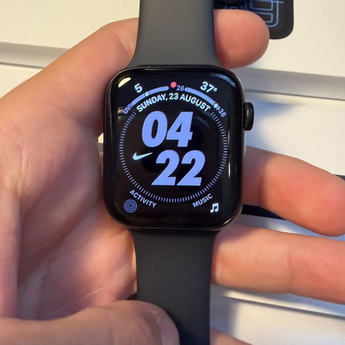 Apple Watch SE 3 44mm (2025) Midnight with accessories