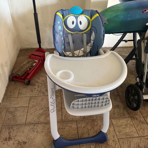 Chicco Polly Easy highchair like new with adjustable height and wheels