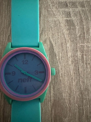 Neff ρολόι χεριού unisex μεταχειρισμένο, με χαλασμένο κούμπωμα