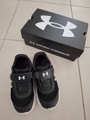 Under Armour Surge 3 kids' athletic shoes used, size 27, black