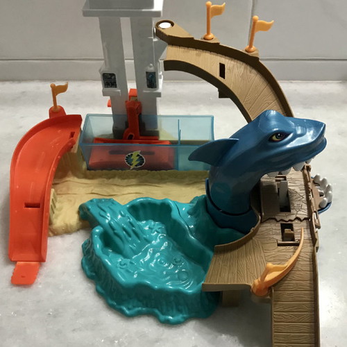 Hot Wheels tracks used, set with large, small tracks and truck