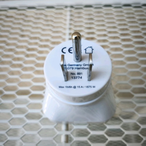 Travel adapter like new from European to US/Japan plug