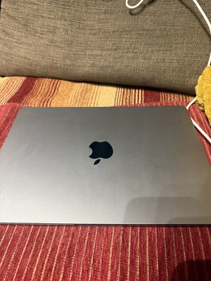 MacBook Air M3 13-inch 2024, 8GB RAM, like new