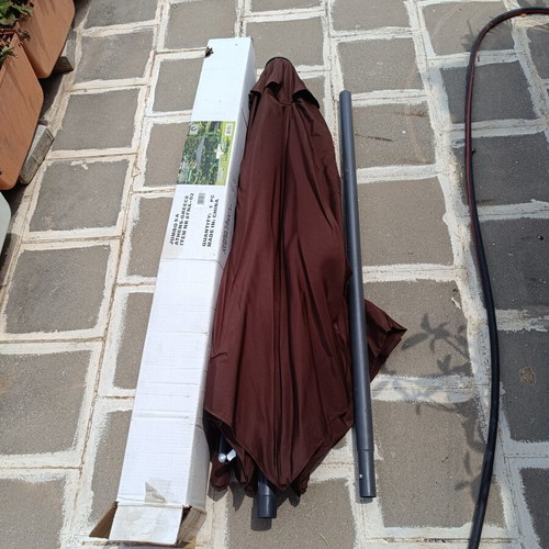 Garden umbrella with cast iron base like new, 2.50m diameter
