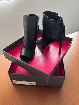 Vince Camuto Peep-Toe Ankle Boots Black like new, size 39