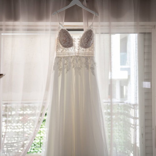 Wedding dress like new with veil and bustle, sizes M and L, white and silver