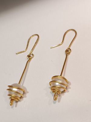 Earrings with pearl spiral made of gold-colored aluminum wire, made to order