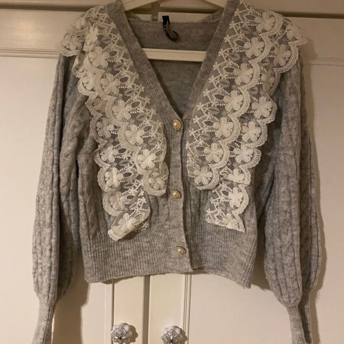Cardigan with lace details and pearl button like new