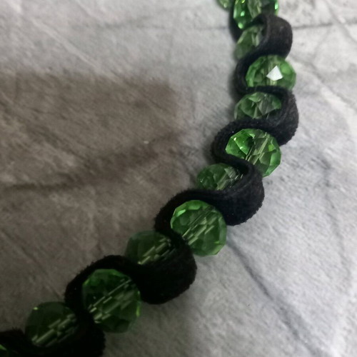 Necklace like new with green beads and velvet fabric