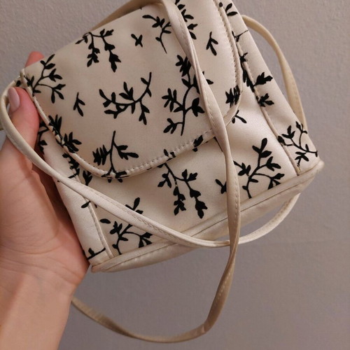 Women vintage white shoulder bag with wallet like new