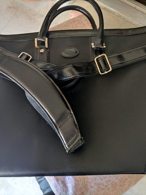 Τσάντα unisex μεταχειρισμένη σε άριστη κατάσταση, μέγεθος 42x34x14